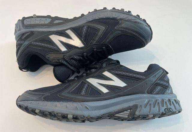 全黑鞋通勤选择_哪个牌子的鞋子会发光_耐穿黑色运动鞋推荐