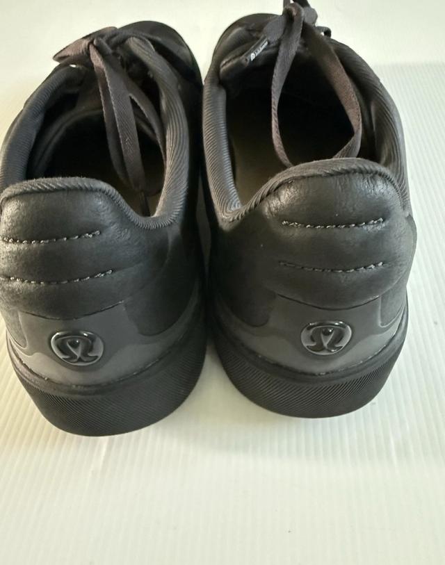 哪个牌子的鞋子会发光_全黑鞋通勤选择_耐穿黑色运动鞋推荐