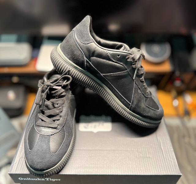 耐穿黑色运动鞋推荐_全黑鞋通勤选择_哪个牌子的鞋子会发光