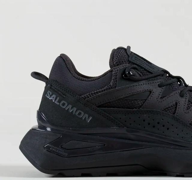 耐穿黑色运动鞋推荐_全黑鞋通勤选择_哪个牌子的鞋子会发光