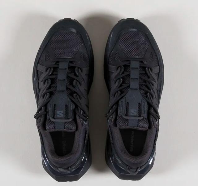 耐穿黑色运动鞋推荐_全黑鞋通勤选择_哪个牌子的鞋子会发光