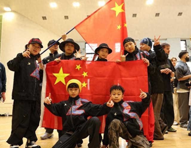 哪个牌子的鞋子会发光_中国街舞少年_特步街舞鞋