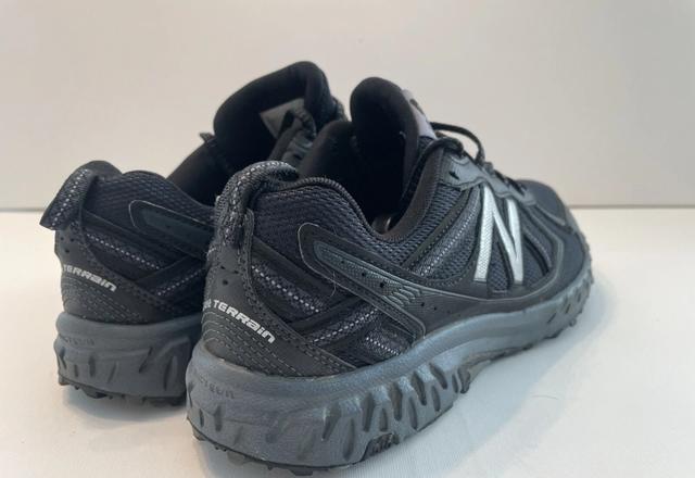 通勤全黑鞋推荐_耐穿时尚黑鞋选择_哪个牌子的鞋子会发光