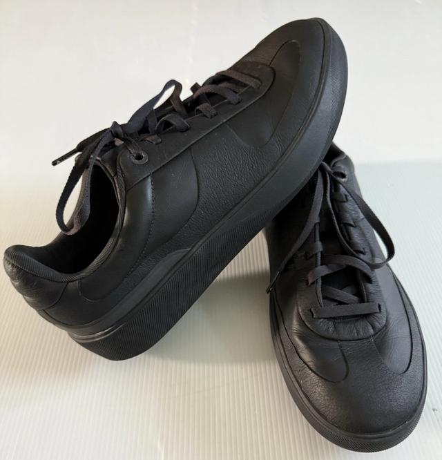 耐穿时尚黑鞋选择_哪个牌子的鞋子会发光_通勤全黑鞋推荐