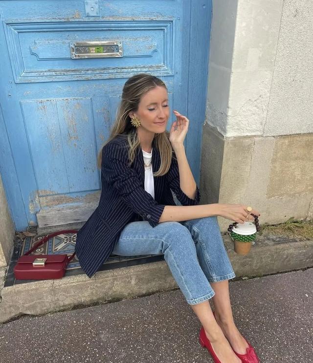 红色鞋履搭配技巧_2025年红色鞋履流行趋势_哪个牌子的鞋子会发光