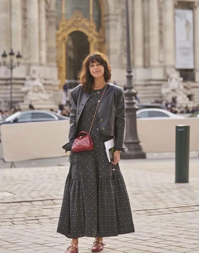 红色鞋履搭配技巧_哪个牌子的鞋子会发光_2025年红色鞋履流行趋势