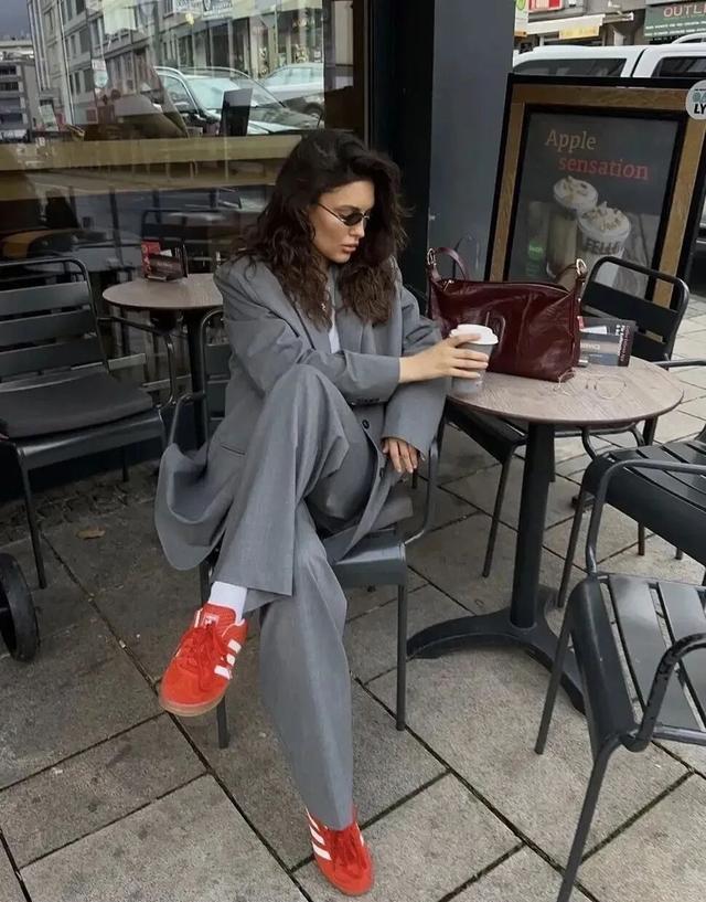 哪个牌子的鞋子会发光_红色鞋履搭配技巧_2025年红色鞋履流行趋势