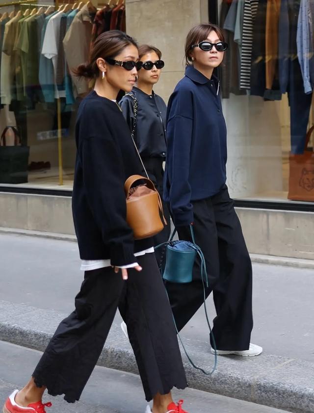 红色鞋履搭配技巧_哪个牌子的鞋子会发光_2025年红色鞋履流行趋势