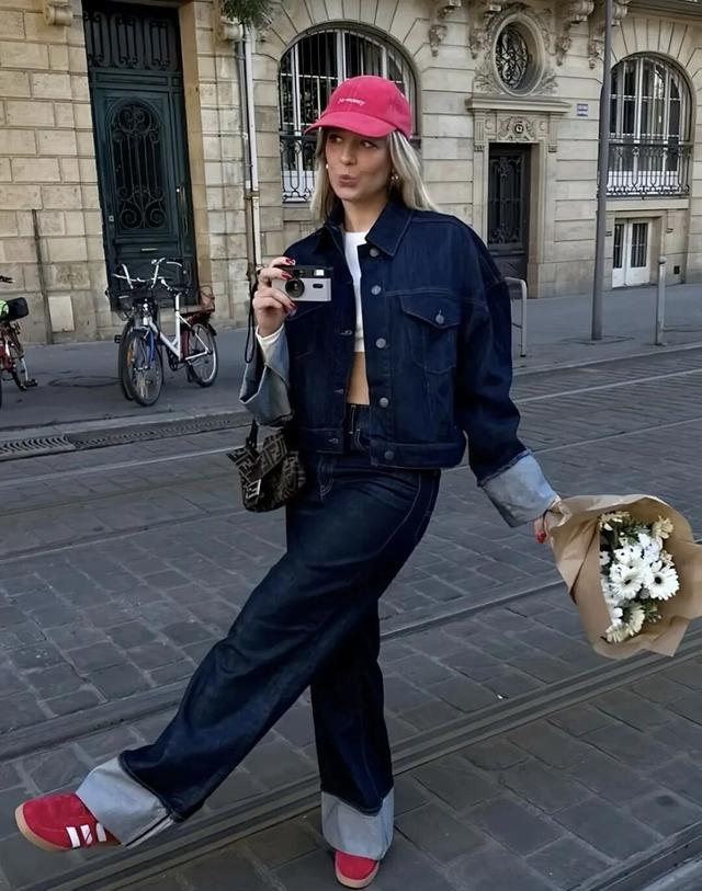 2025年红色鞋履流行趋势_红色鞋履搭配技巧_哪个牌子的鞋子会发光