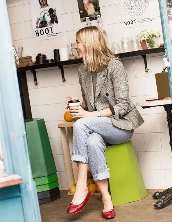 哪个牌子的鞋子会发光_2025年红色鞋履流行趋势_红色鞋履搭配技巧