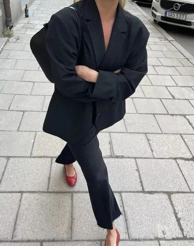 红色鞋履搭配技巧_2025年红色鞋履流行趋势_哪个牌子的鞋子会发光