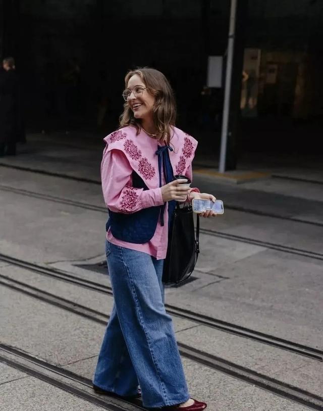 红色鞋履搭配技巧_2025年红色鞋履流行趋势_哪个牌子的鞋子会发光