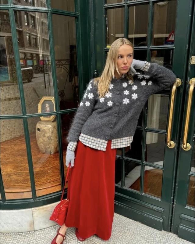 红色鞋履搭配技巧_哪个牌子的鞋子会发光_2025年红色鞋履流行趋势