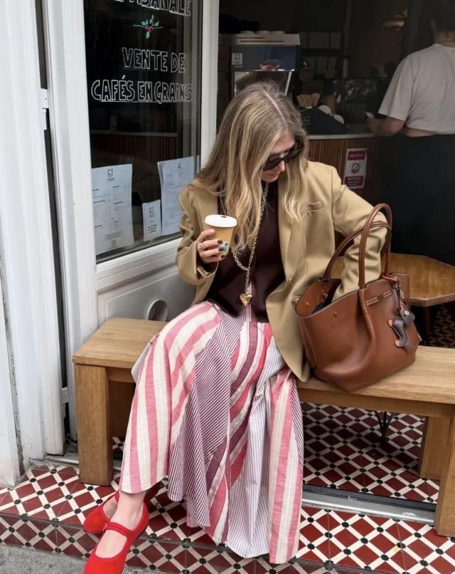 红色鞋履搭配技巧_哪个牌子的鞋子会发光_2025年红色鞋履流行趋势