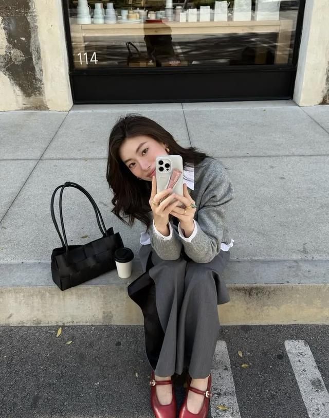 红色鞋履搭配技巧_2025年红色鞋履流行趋势_哪个牌子的鞋子会发光