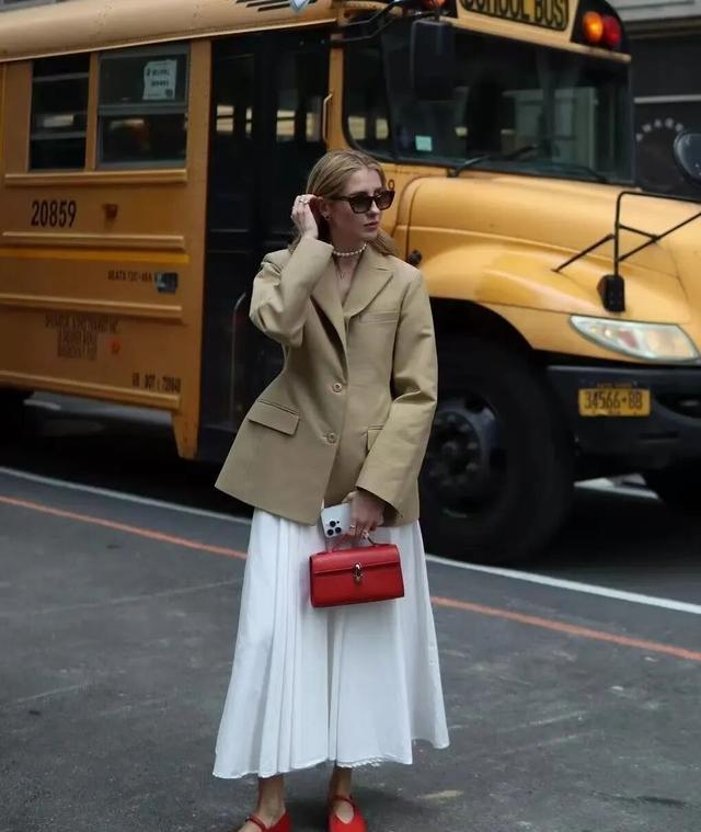 红色鞋履搭配技巧_2025年红色鞋履流行趋势_哪个牌子的鞋子会发光