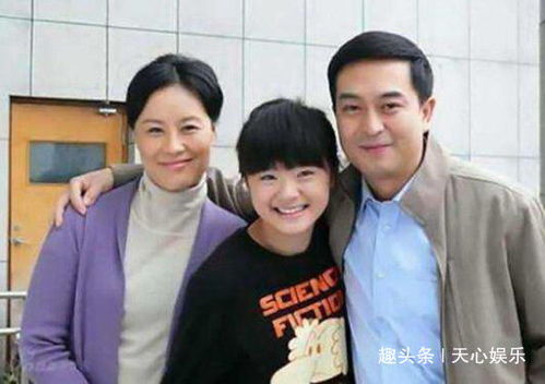 汪峰带仨儿女看剧