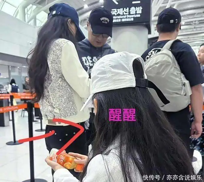 汪峰与森林北机场甜蜜互动_汪峰父母家庭背景_汪峰与森林北恋爱日常