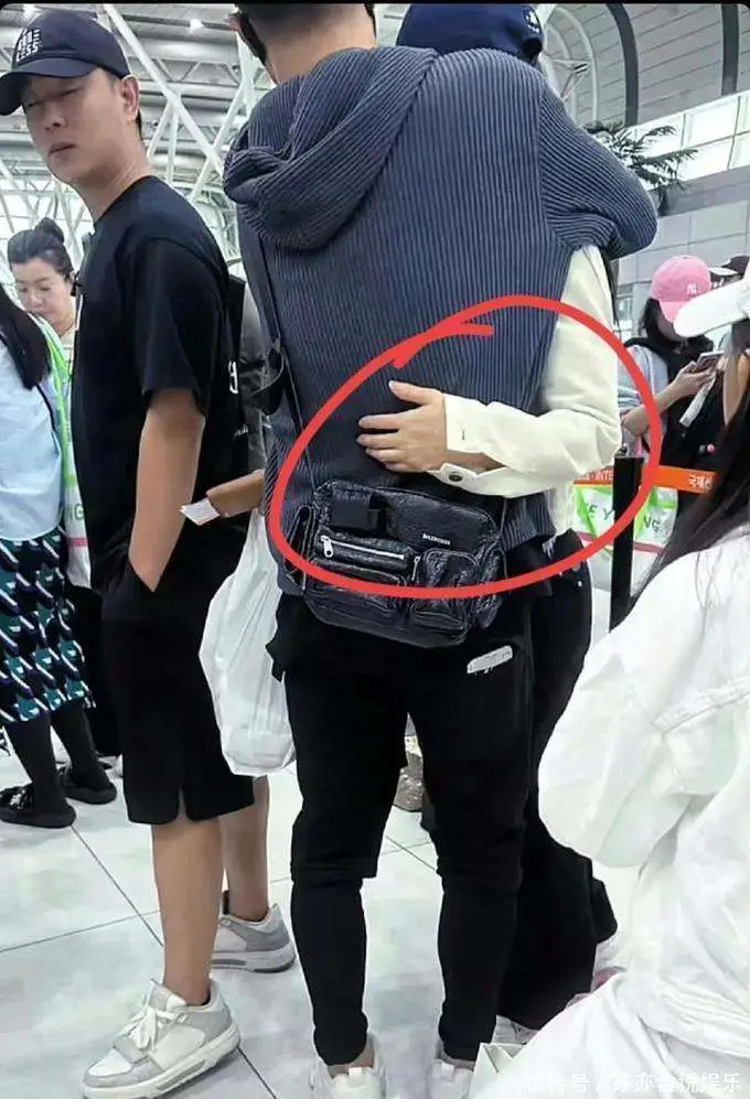 汪峰父母家庭背景_汪峰与森林北恋爱日常_汪峰与森林北机场甜蜜互动