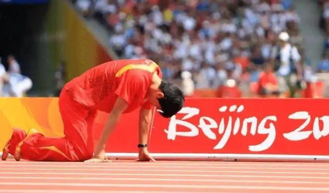 刘翔110米栏奥运会退赛真相_刘翔退赛孙海平痛哭_刘翔跨栏世界纪录成就