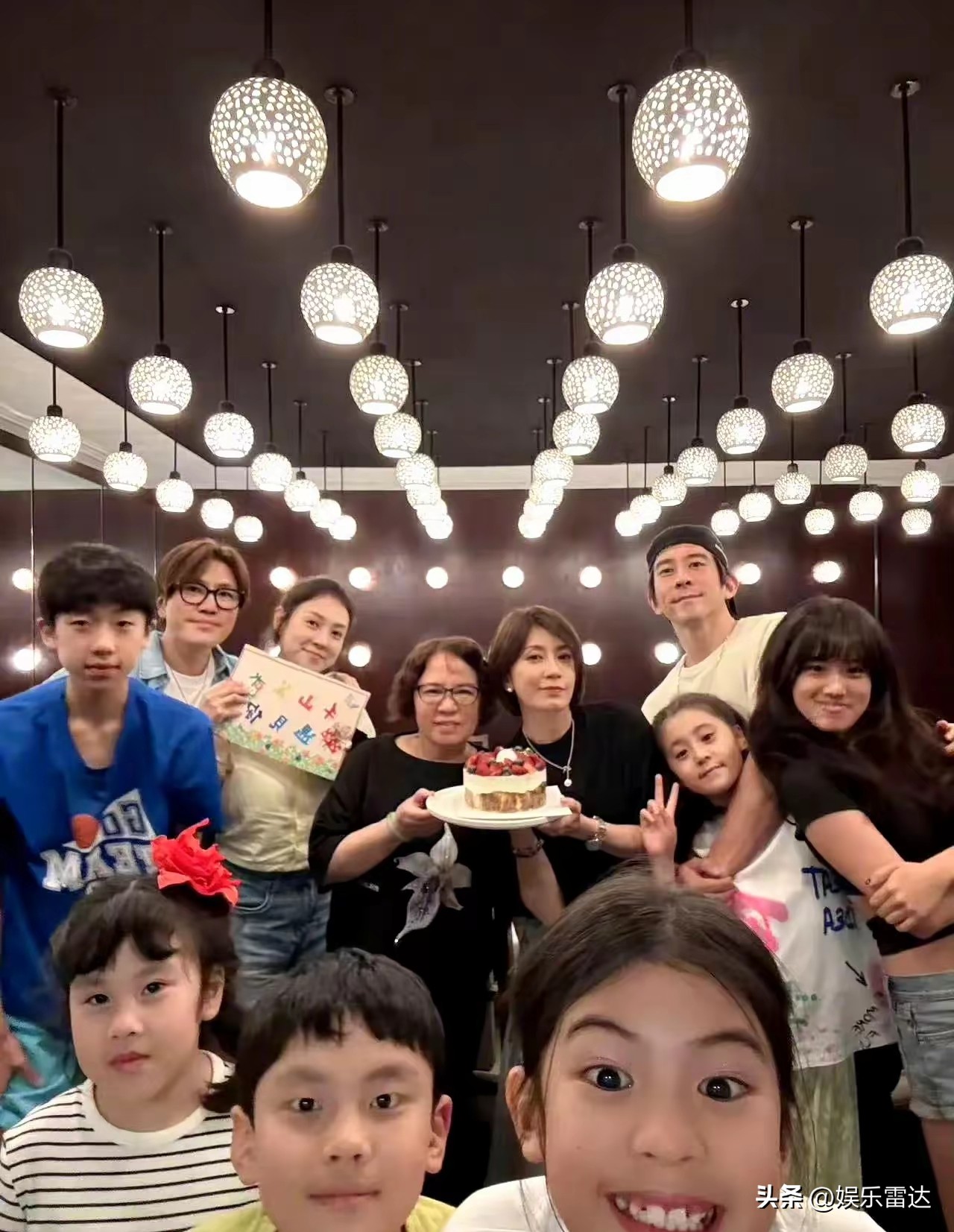 贾静雯二胎女儿_贾静雯三女儿波妞9岁生日愿望 真正星二代 贾静雯大女儿梧桐妹外貌变化