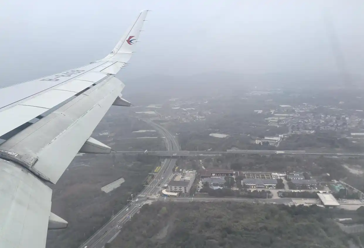 坐飞机靠窗风景震撼_云层太阳蓝天景象_从飞机上看白云