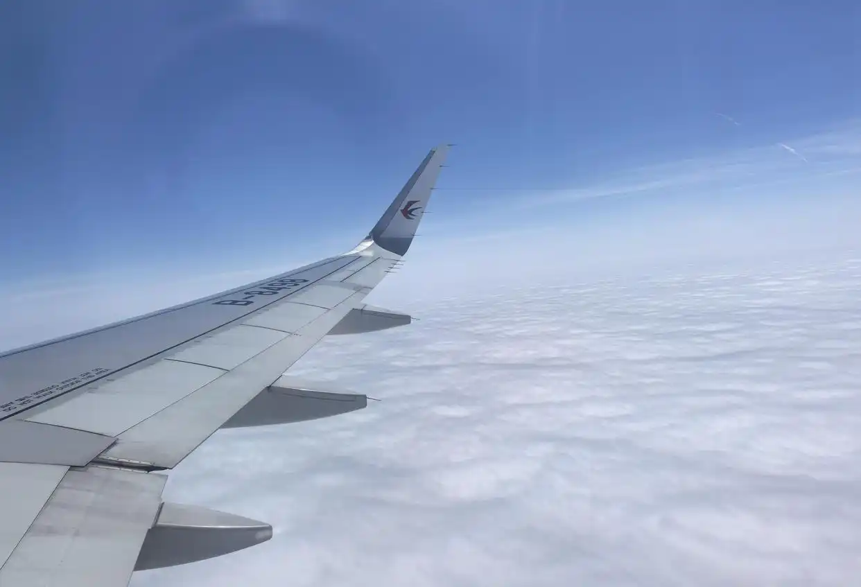 云层太阳蓝天景象_坐飞机靠窗风景震撼_从飞机上看白云