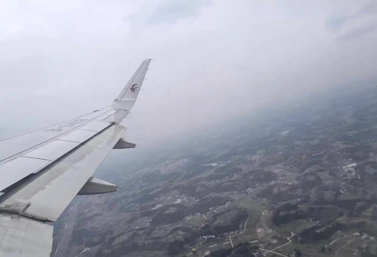 云层太阳蓝天景象_坐飞机靠窗风景震撼_从飞机上看白云