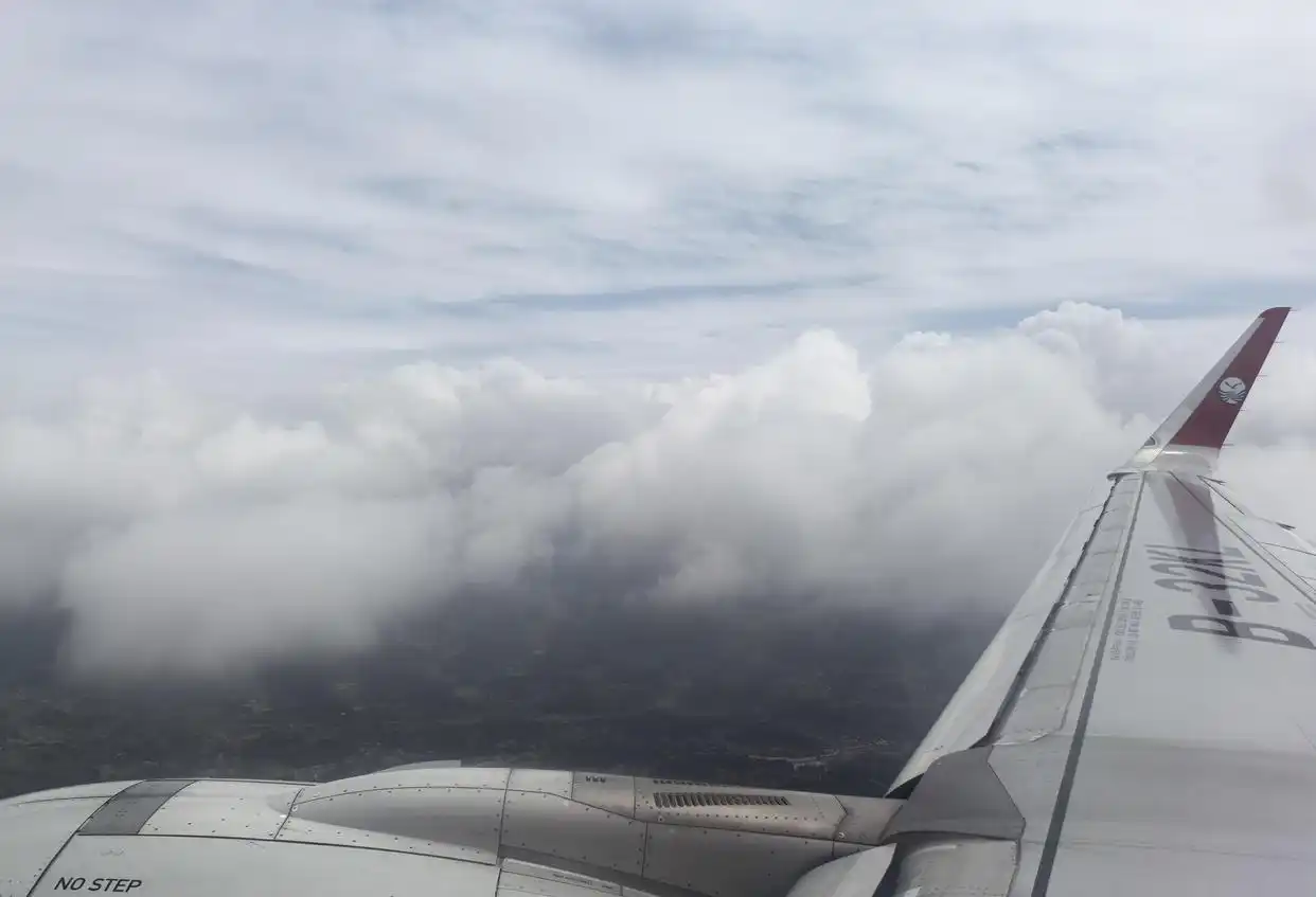 云层太阳蓝天景象_坐飞机靠窗风景震撼_从飞机上看白云