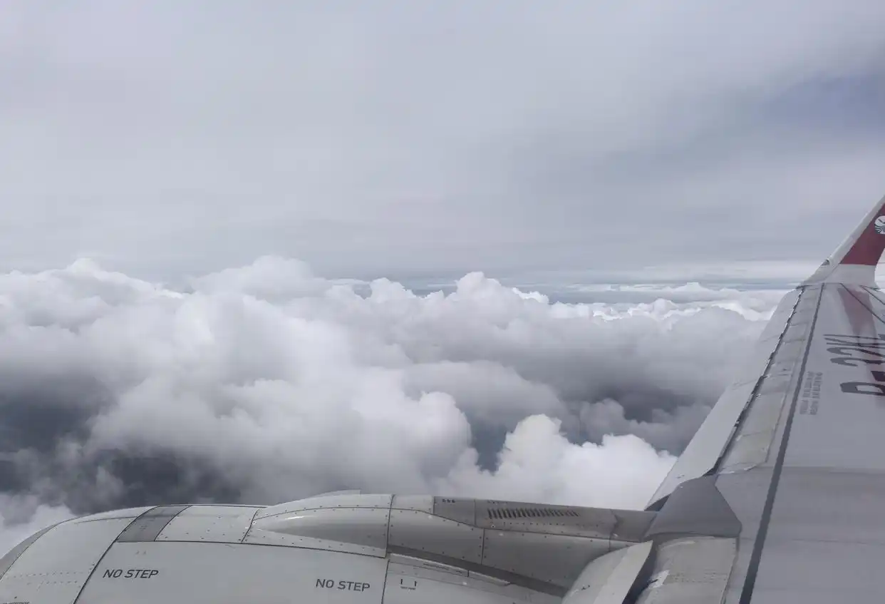 坐飞机靠窗风景震撼_从飞机上看白云_云层太阳蓝天景象
