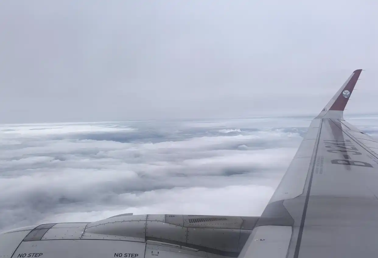 坐飞机靠窗风景震撼_从飞机上看白云_云层太阳蓝天景象