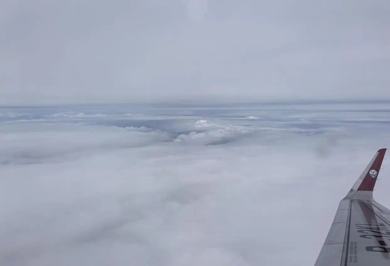 云层太阳蓝天景象_从飞机上看白云_坐飞机靠窗风景震撼