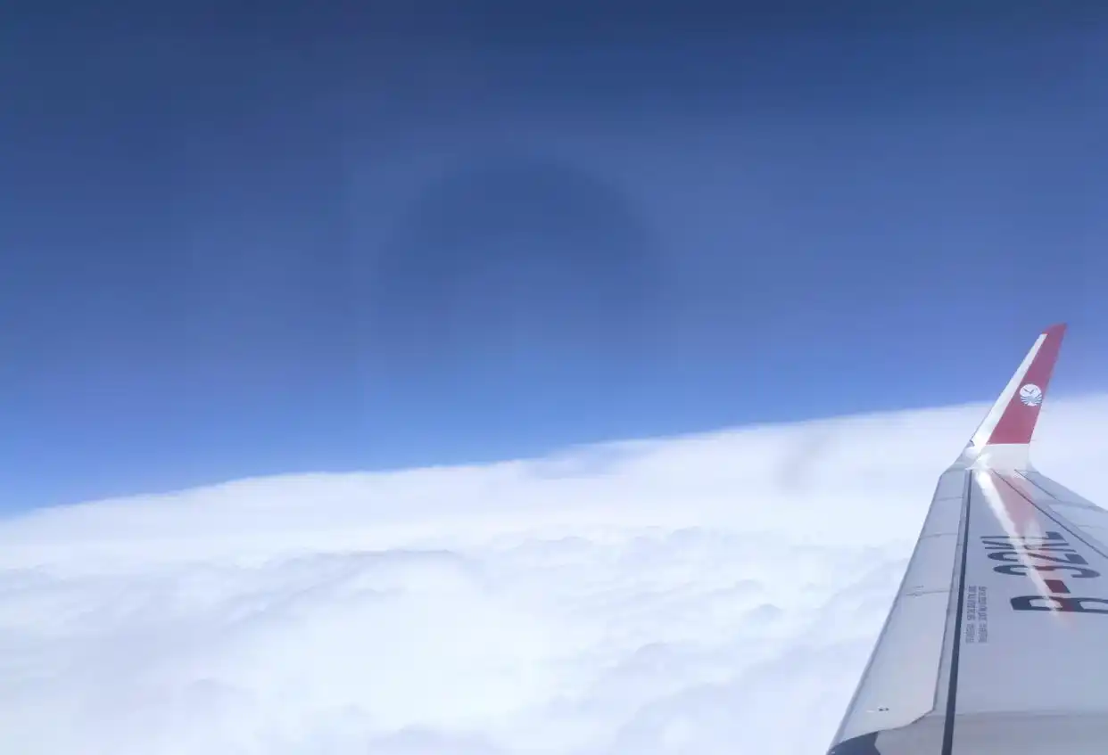 云层太阳蓝天景象_坐飞机靠窗风景震撼_从飞机上看白云