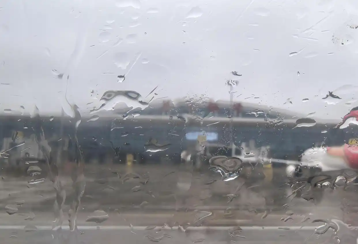 从飞机上看白云_云层太阳蓝天景象_坐飞机靠窗风景震撼