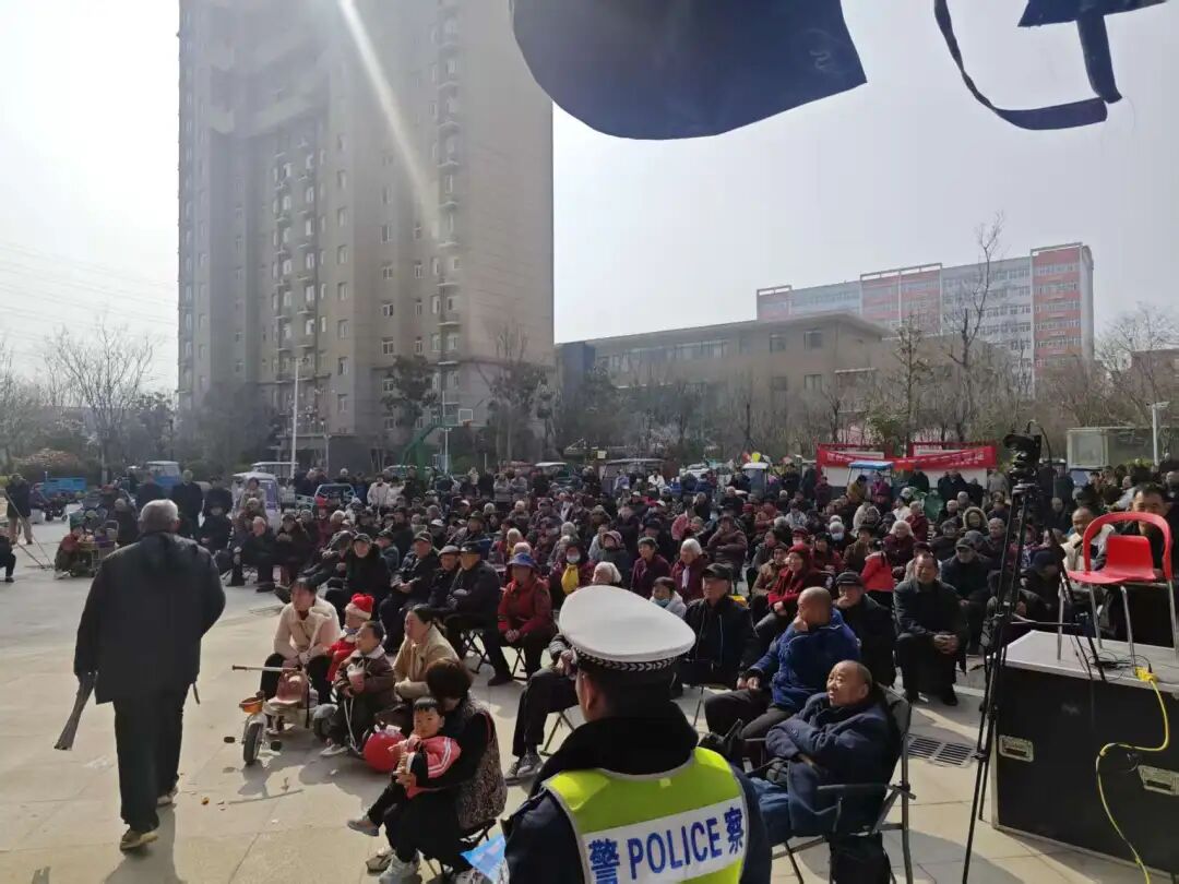 农村交通安全宣传_老年人交通安全意识提升_交通安全新闻标题