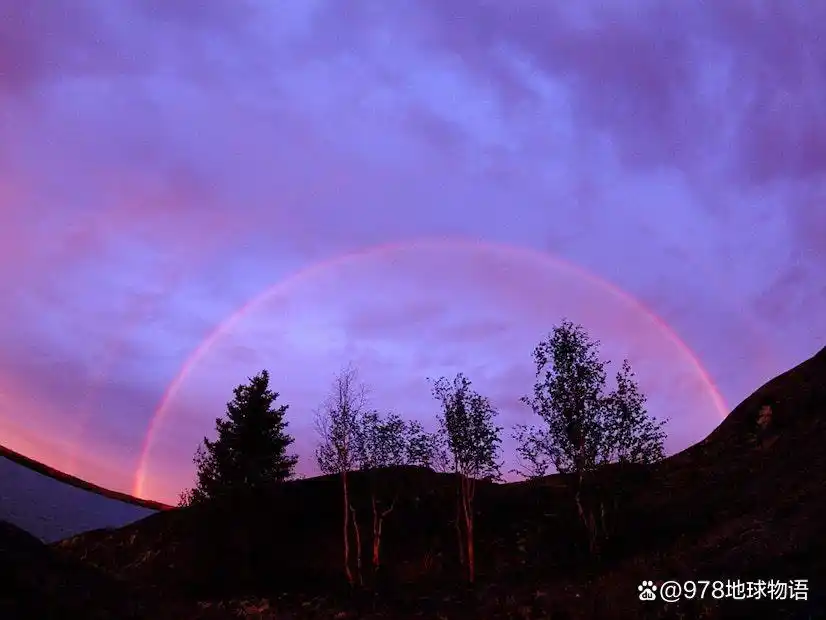 双彩虹形成条件_彩虹有几种颜色,它们是_彩虹倒映在冰冷水域