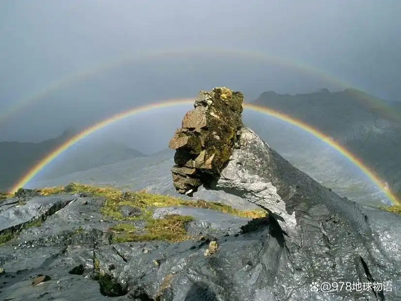 双彩虹形成条件_彩虹倒映在冰冷水域_彩虹有几种颜色,它们是