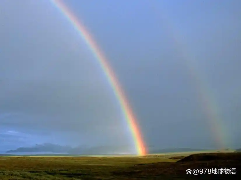 双彩虹形成条件_彩虹倒映在冰冷水域_彩虹有几种颜色,它们是