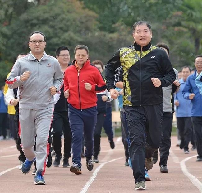 校运会致辞_校运会开幕式精彩瞬间_校园田径运动会