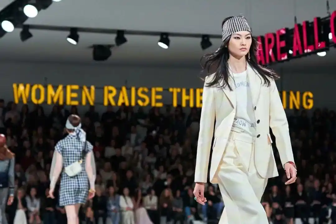 传奇超模Carmen Kass 重返时尚界_爱沙尼亚超模Carmen Kass 时尚芭莎封面_carmen kass