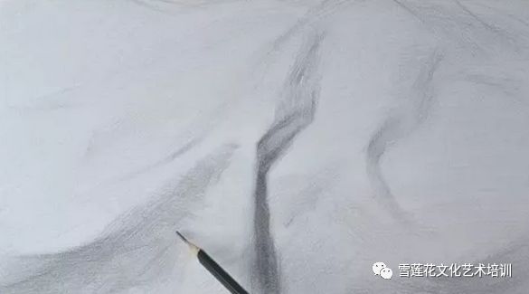 素描衬布画法_衬布黑白灰关系_素描衬布画法步骤图