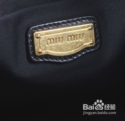 miumiu官网包包真假辨别