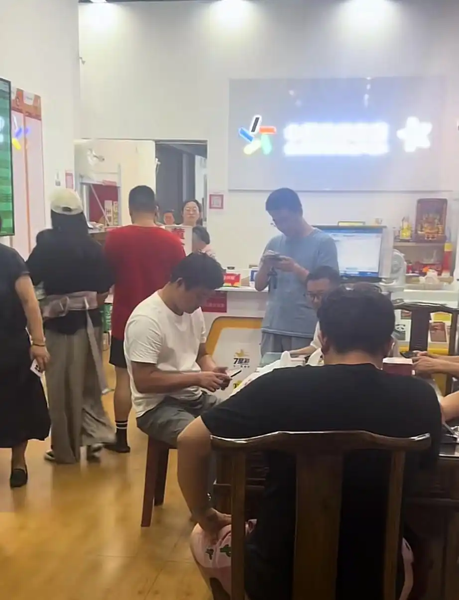 世界杯期间彩票店生意火爆_世界杯最疯狂的生意 1年暴涨300倍_世界杯期间彩民扎堆购彩