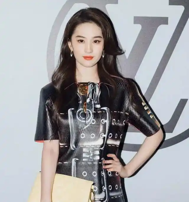 刘亦菲夏季穿搭技巧_刘亦菲露肩裙穿搭_刘亦菲不化妆啥样
