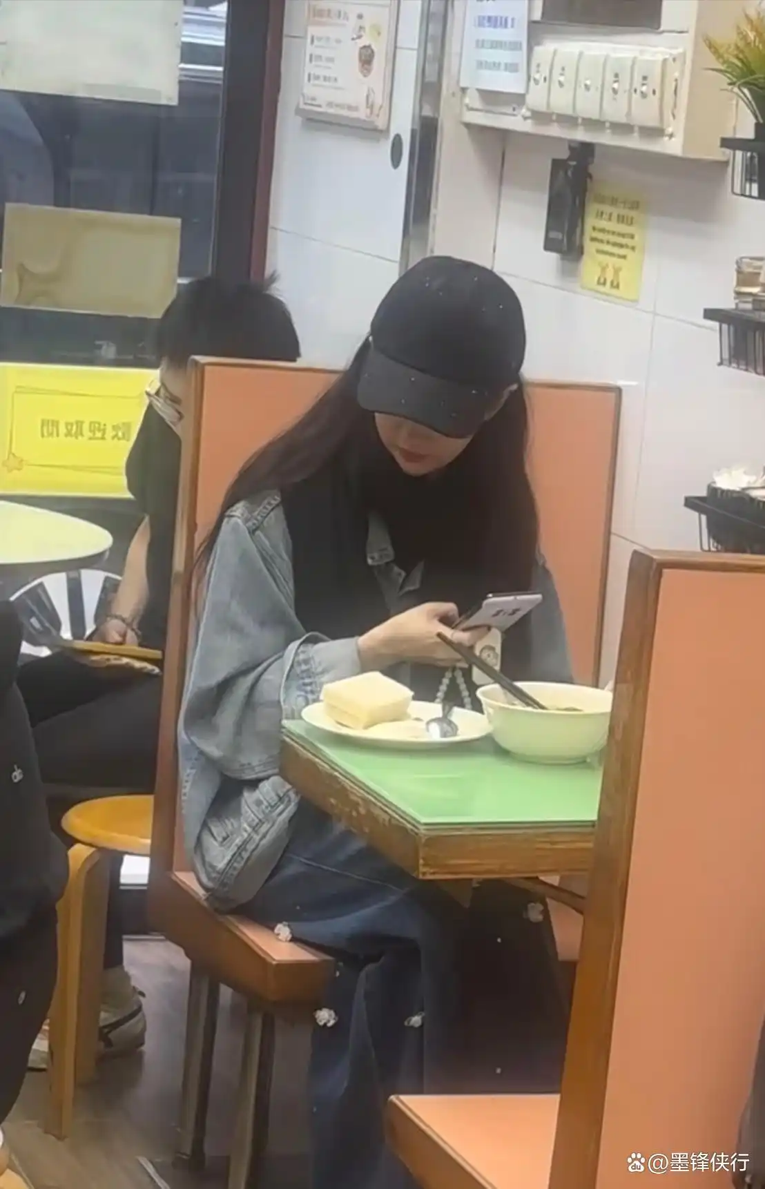 刘亦菲香港素颜街拍_刘亦菲不化妆啥样_刘亦菲茶餐厅真实状态