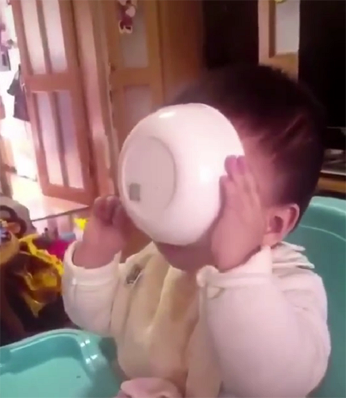 如何让孩子好好吃饭_培养孩子自己吃饭的能力_小孩吃饭搞笑图片