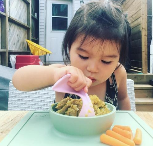 小孩吃饭搞笑图片_培养孩子自己吃饭的能力_如何让孩子好好吃饭