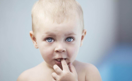 如何让孩子好好吃饭_培养孩子自己吃饭的能力_小孩吃饭搞笑图片