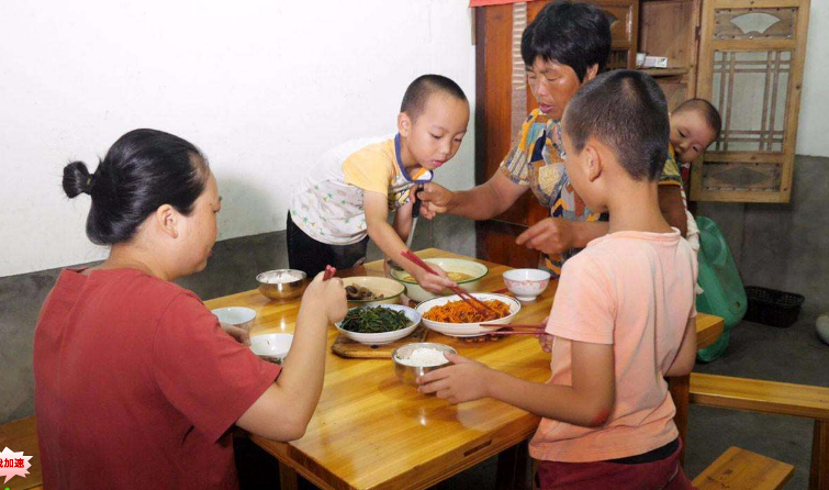 小孩吃饭搞笑图片_如何让孩子好好吃饭_培养孩子自己吃饭的能力