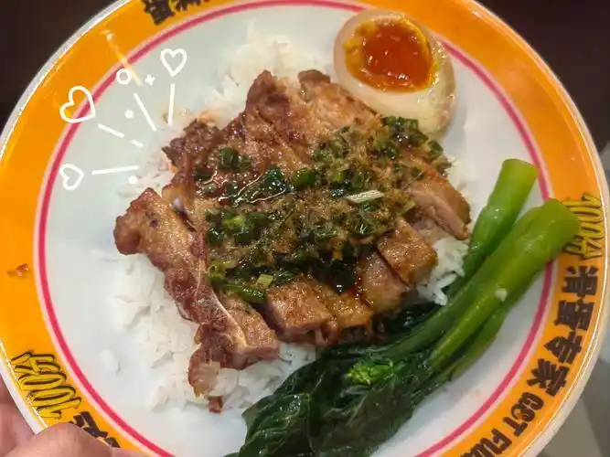 宝宝学用筷子吃饭_小孩吃饭搞笑图片_宝宝吃饭点大拇指